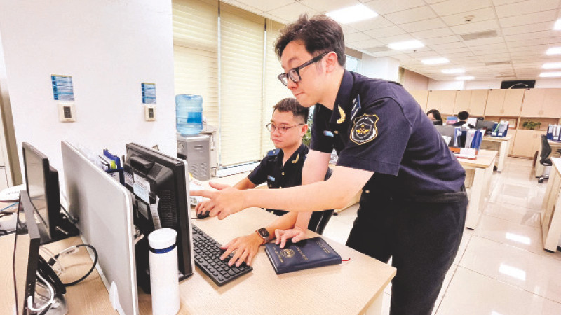 Cán bộ Cục Hải quan thành phố giám sát hàng hóa xuất, nhập khẩu.