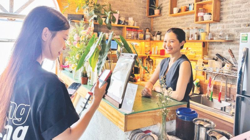 Người trẻ ở Ninh Thuận quen với việc thanh toán không dùng tiền mặt.