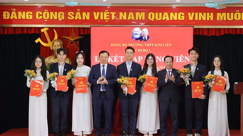 Bảy học sinh ưu tú của Trường THPT Kim Liên vừa được kết nạp vào Đảng.
