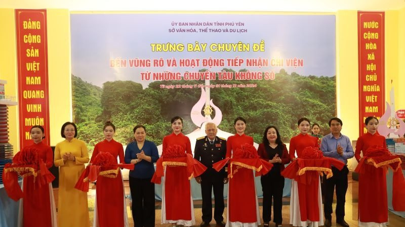 Lãnh đạo tỉnh Phú Yên thực hiện nghi thức khai mạc trưng bày.
