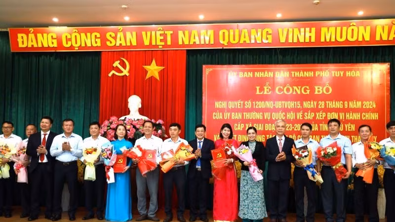 Thành ủy Tuy Hòa công bố, trao các Quyết định về việc thành lập Đảng bộ các Phường trong diện sắp xếp. 