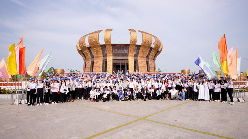 Đoàn tham quan tại Đền thờ Vua Hùng thành phố Cần Thơ.