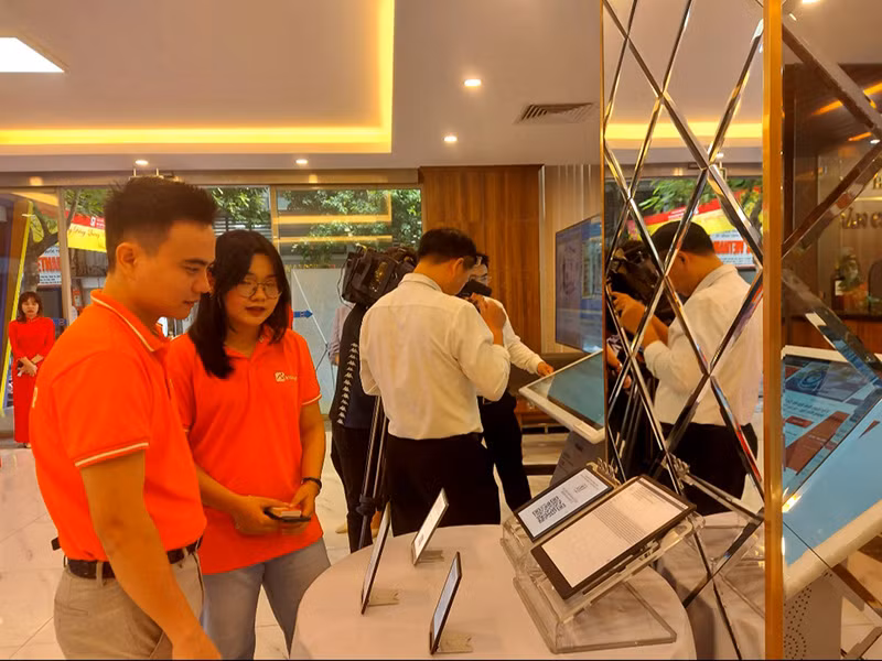 Bạn đọc tiếp cận sách điện tử tại một triển lãm của ngành xuất bản. 