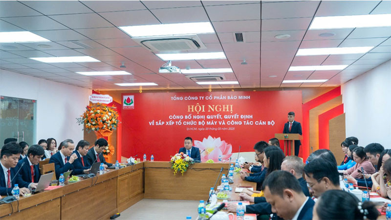 Ông Vũ Anh Tuấn - thành viên Hội đồng quản trị, Tổng Giám đốc Bảo Minh chủ trì hội nghị công bố Nghị quyết, quyết định về sắp xếp tổ chức bộ máy và công tác cán bộ.