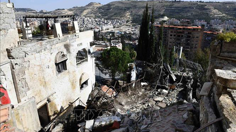 Hiện trường cuộc không kích của Israel xuống Damascus, Syria. (Ảnh: THX/TTXVN)