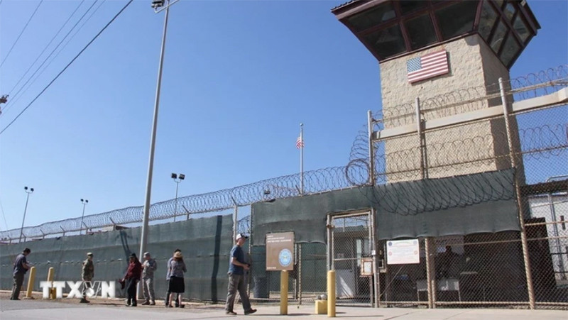 Hàng rào bên ngoài nhà tù Guantanamo, nằm trong căn cứ Hải quân Mỹ ở Vịnh Guantanamo. (Ảnh: AFP/TTXVN)