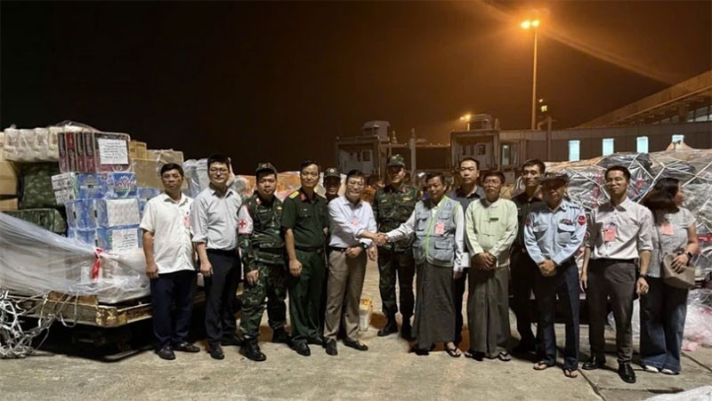 Lễ bàn giao hàng cứu trợ cho phía Myanmar lúc 21 giờ ngày 30/3/2025. (Ảnh: TTXVN phát)
