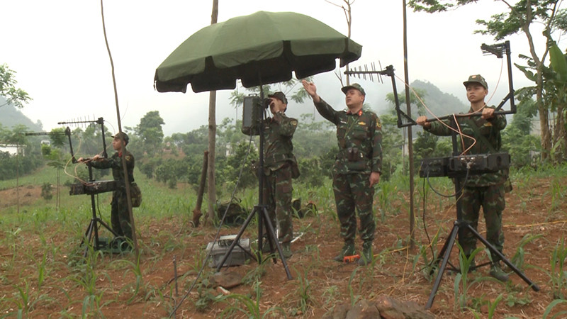 Cán bộ, nhân viên, chiến sĩ Tiểu đoàn 97 (Bộ Tham mưu Quân khu 3) đang thực hành trinh sát, phát hiện mục tiêu.