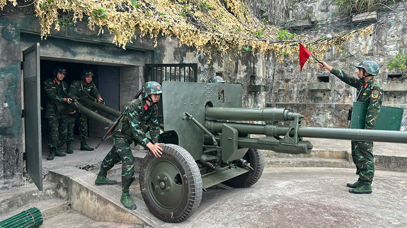 Cán bộ, chiến sĩ Đại đội Pháo binh 76,2mm (Tiểu đoàn đảo Thanh Lân, Lữ đoàn Bộ binh phòng thủ đảo 242 (Quân khu 3) luyện tập phương án sẵn sàng chiến đấu trong dịp Tết Nguyên đán Ất Tỵ 2025.