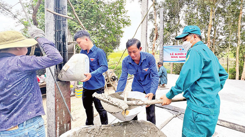 Nhiều đoàn thể tại huyện Thạnh Hóa, tỉnh Long An giúp người dân xóa nhà tạm, nhà dột nát. (Ảnh THANH PHONG)