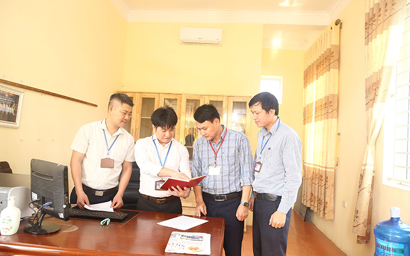 Trao đổi nghiệp vụ công tác kiểm tra, giám sát ở cơ sở tại Đảng ủy xã Lão Hộ, huyện Yên Dũng, Bắc Giang. (Ảnh Quốc trường)