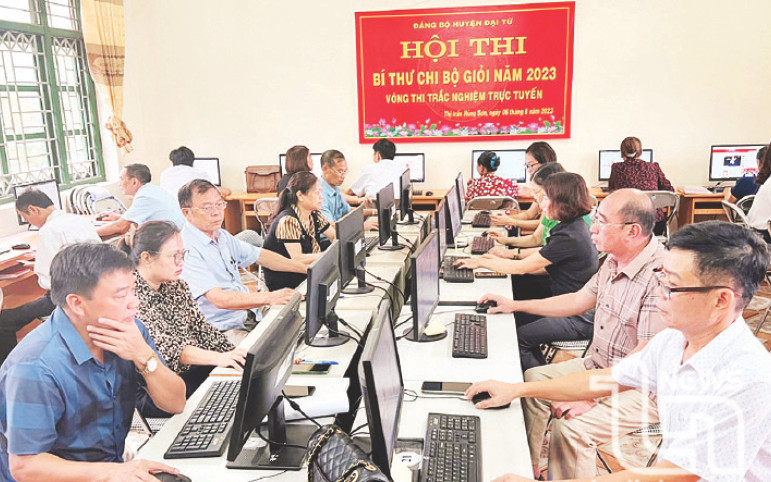 Các đồng chí bí thư chi bộ tham gia dự thi tại điểm cầu thị trấn Hùng Sơn (tỉnh Thái Nguyên). (Ảnh Hải Hằng)