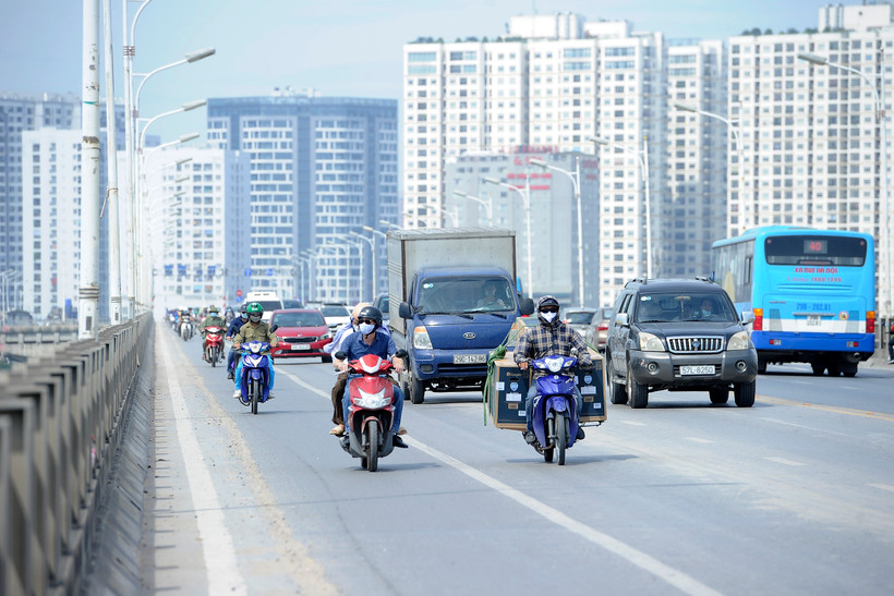 Bụi mịn lơ lửng trong không khí gây hại cho sức khỏe người dân. (Ảnh: NGUYỄN ĐĂNG)