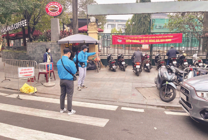 Đoàn viên, thanh niên phường Quán Thánh (quận Ba Đình, Hà Nội) tổ chức trông, giữ xe cho người dân đi lễ tại Đền Quán Thánh.