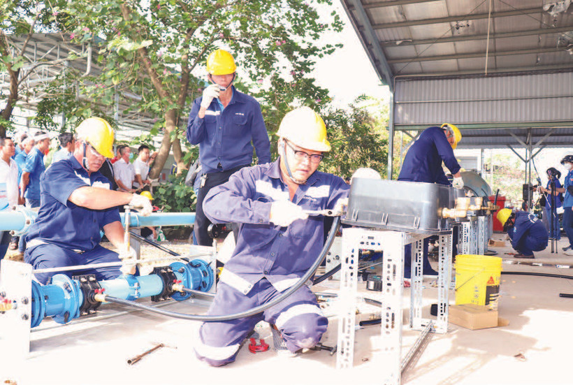 Công nhân ngành cấp nước thành phố tham gia Hội thi Bàn tay vàng.