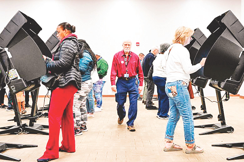 Người dân Mỹ bầu cử giữa nhiệm kỳ sớm tại Hội đồng bầu cử hạt Franklin, Columbus, Ohio 1/11/2022. Ảnh: REUTERS/GAELEN MORSE