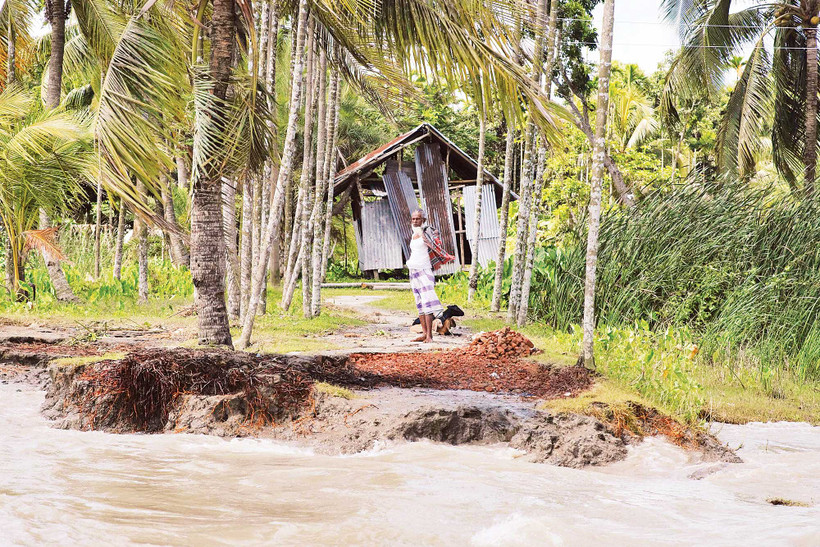 Bờ sông Meghna tại Ramdaspur, quận Bhola sạt lở. Ảnh: AP/MAHMUD HOSSAIN OPU