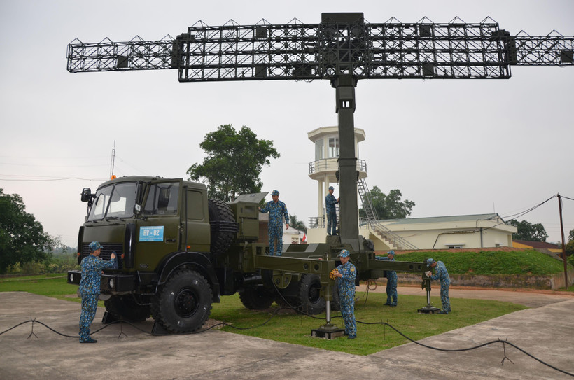 Cán bộ, chiến sĩ Trạm Ra đa 61, Trung đoàn Ra đa 291, Sư đoàn Phòng không 365 bảo dưỡng khí tài. (Ảnh: THÀNH TRUNG)