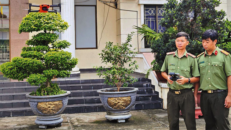 Công an thành phố Thủ Đức thao tác sử dụng thiết bị không người lái (drone).