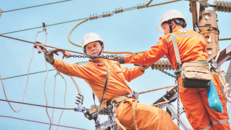 Công nhân điện lực miền trung nâng cấp, sửa chữa lưới điện bảo đảm vận hành an toàn, liên tục, hiệu quả.