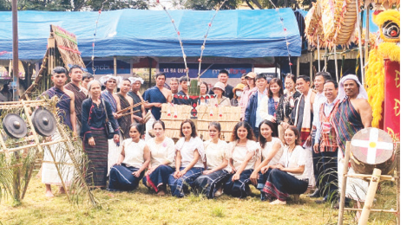 Các già làng, nghệ nhân và những truyền nhân bảo tồn văn hóa truyền thống.