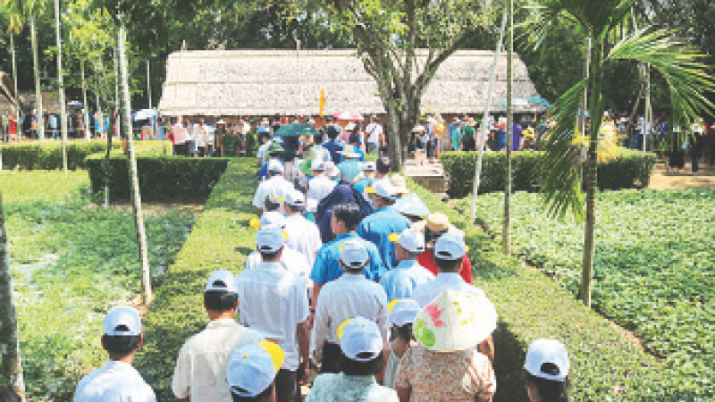 Người dân vào tham quan Khu di tích Kim Liên.