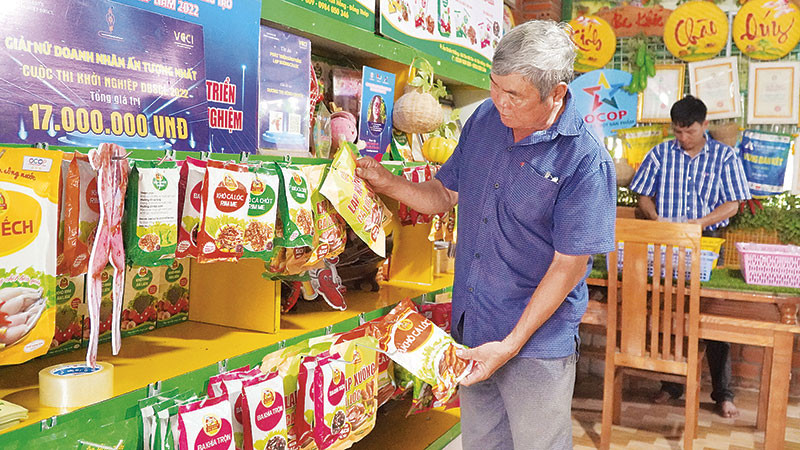 Cơ sở sản xuất khô Ba Khía ở xã Tân Hộ Cơ, huyện Tân Hồng (Đồng Tháp) giúp nhiều người có việc làm, thu nhập. (Ảnh: HỮU NGHĨA)