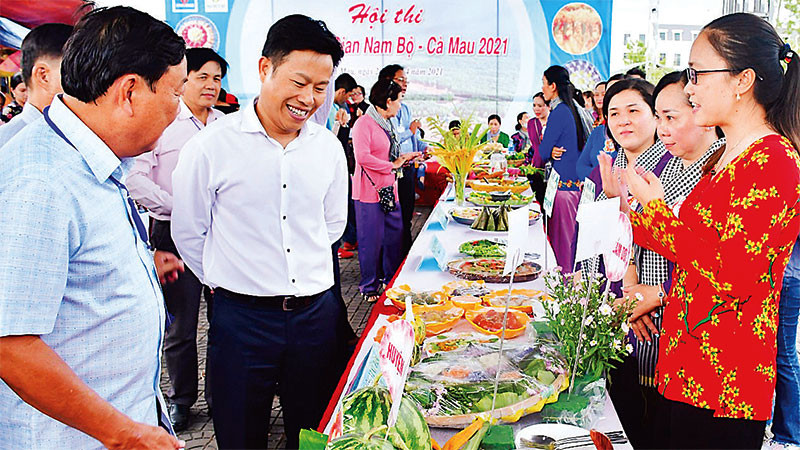Ban tổ chức tham quan các hàng bánh dự thi Ngày hội bánh dân gian lần thứ nhất năm 2021 tại Cà Mau.