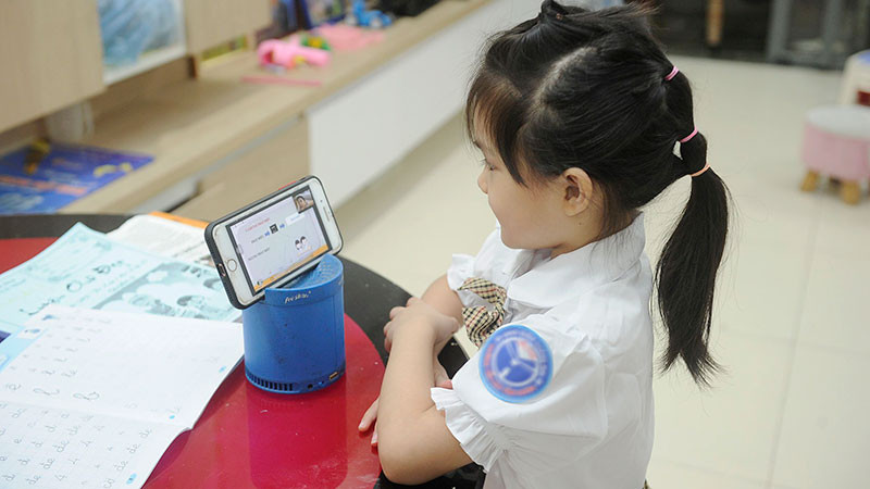 Internet chứa khối lượng thông tin khổng lồ có thể giúp trẻ học tập và giải trí, song cũng có nhiều mối nguy hiểm đối với trẻ nếu cha mẹ không có sự giám sát. (Ảnh: NGUYỄN ĐĂNG)