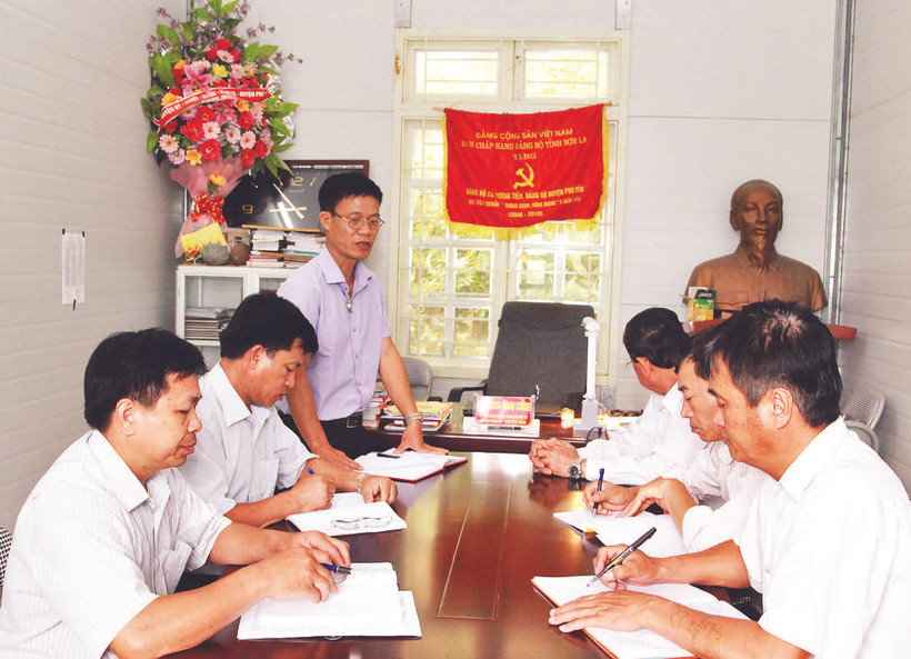 Họp bàn công tác phát triển đảng viên tại các bản khó khăn của xã Tường Tiến, huyện Phù Yên.