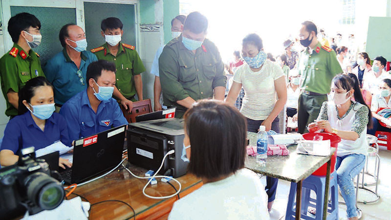 Công an thành phố Tân Uyên, tỉnh Bình Dương hoàn thành cấp căn cước công dân cho 100% người dân thường trú trên địa bàn.