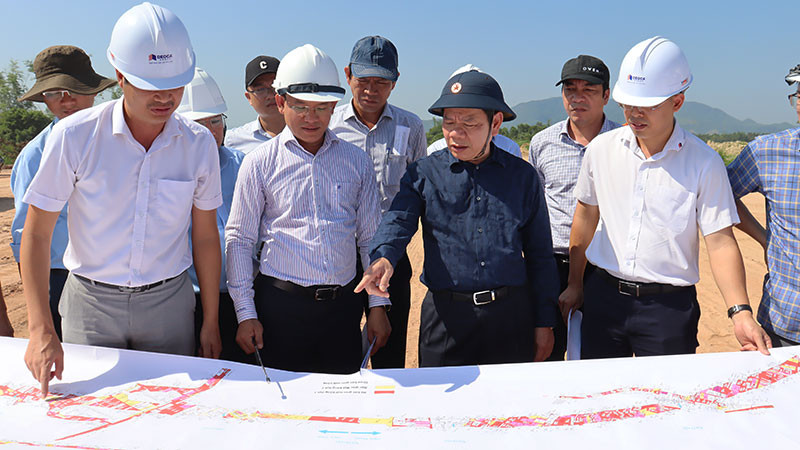 Lãnh đạo tỉnh Quảng Ngãi thường xuyên kiểm tra, gỡ vướng mặt bằng dự án đường cao tốc Quảng Ngãi-Hoài Nhơn. (Ảnh: HIỂN CỪ)