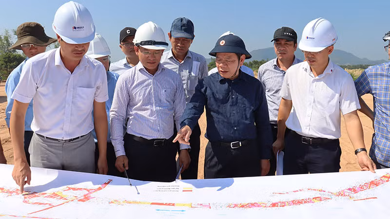 Lãnh đạo tỉnh Quảng Ngãi thường xuyên kiểm tra, gỡ vướng mặt bằng dự án đường cao tốc Quảng Ngãi-Hoài Nhơn. (Ảnh: HIỂN CỪ)