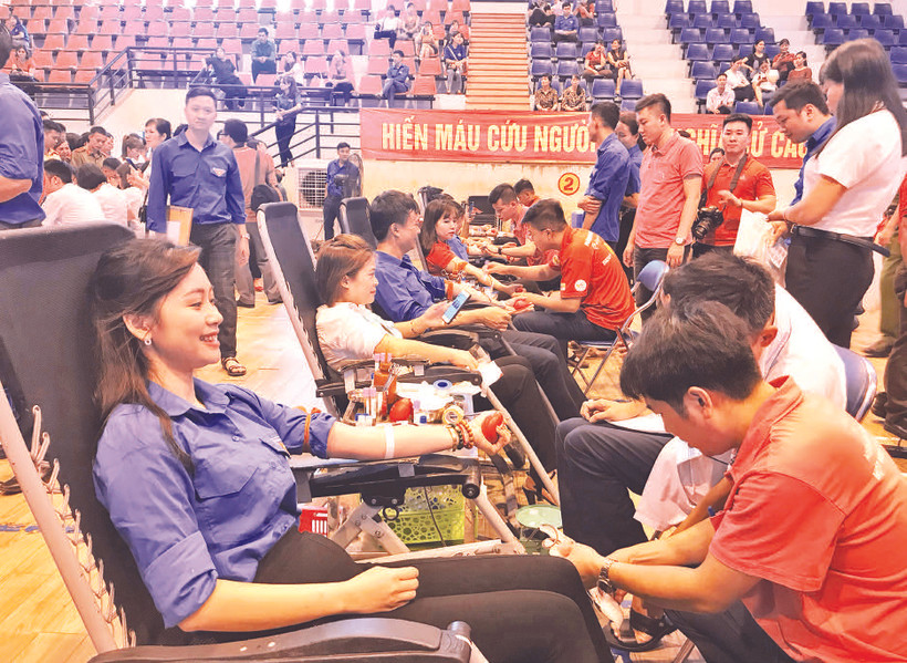 Hội viên Hội Phụ nữ Tuyên Quang tích cực tham gia phong trào hiến máu nhân đạo.