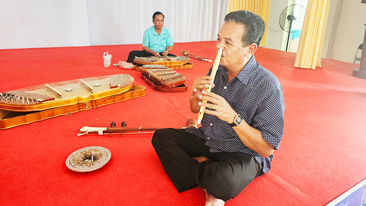 NSƯT Kim Đan luyện tập thổi sáo bằng mũi.