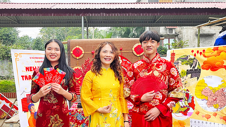 Cô giáo Phạm Thị Liên và học trò tham gia câu lạc bộ tiếng Anh. Ảnh: NHÂN VẬT CUNG CẤP