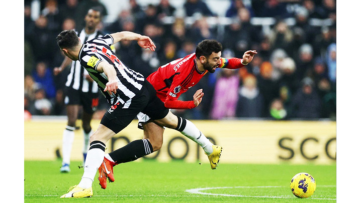 Man United (áo đỏ) đứng trước nguy cơ trôi sâu xuống giữa bảng xếp hạng sau loạt trận khó khăn trước mắt.