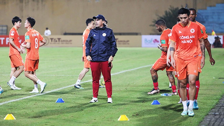 Các câu lạc bộ phải tập “chay” đợi ngày V.League trở lại. Ảnh: LÊ MINH