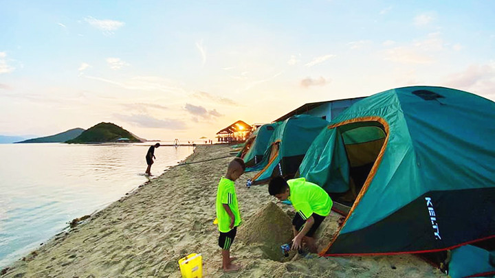Cắm trại bằng lều ngay trên bãi biển.