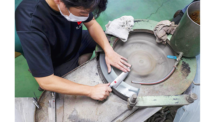 Bên trong một xưởng sản xuất dao tại Seki. Ảnh: AFP