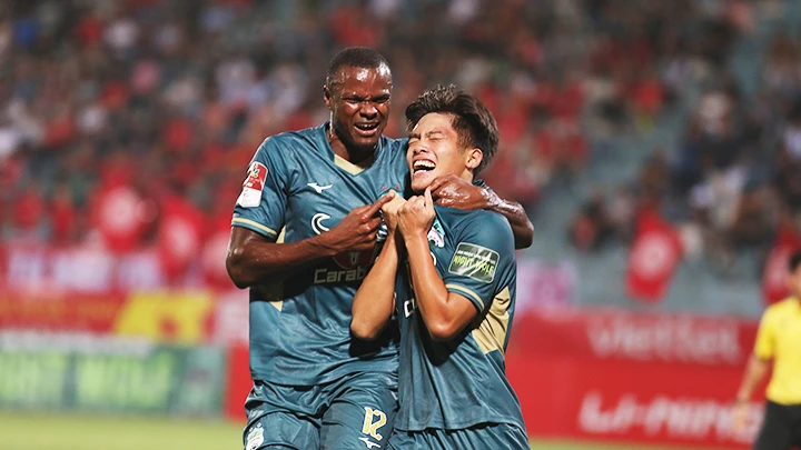 Cầu thủ trẻ Quốc Việt (HAGL) sau pha ghi bàn thắng vào lưới CLB Viettel tại V.League 2023. Ảnh: LÊ MINH