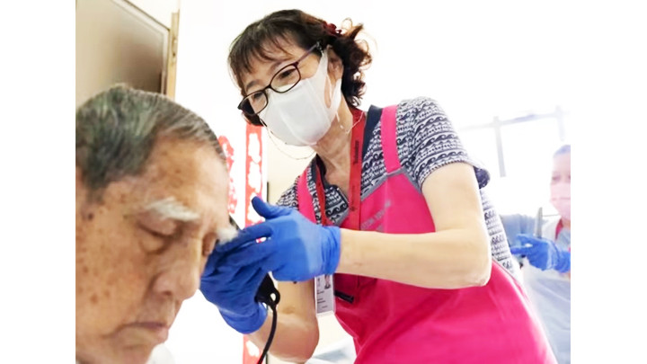 Nhóm tình nguyện đã giúp nhiều bệnh nhân cảm thấy tích cực hơn. Ảnh: CNA