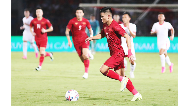 Đội tuyển Việt Nam cần cải thiện khả năng dứt điểm. Ảnh: KHIẾU MINH