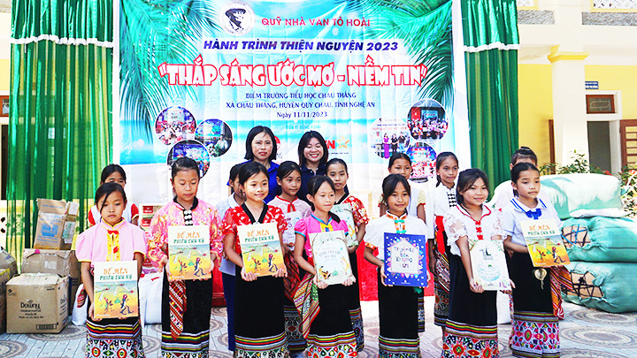 Niềm vui được chia sẻ của học sinh Trường tiểu học Châu Thắng, huyện Quỳ Châu.