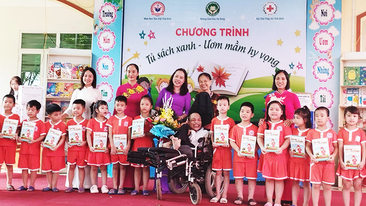 Các bạn trẻ đến trao tặng sách cho Không gian đọc Hy Vọng của anh Cừ (nằm trên xe lăn).