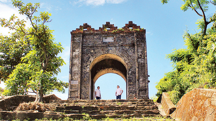 Di tích Hoành Sơn Quan trên đỉnh đèo Ngang.
