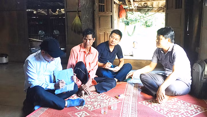 Người dân chia sẻ về những thay đổi từ khi được nhập quốc tịch Việt Nam.