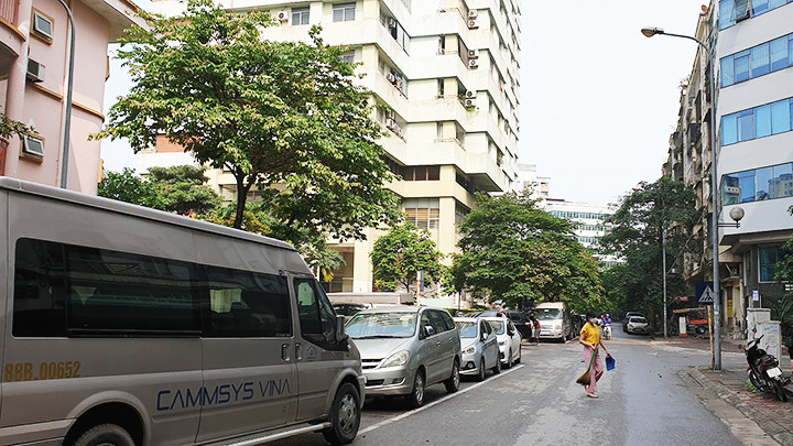 Tình trạng để xe tràn lan trên vỉa hè, lòng đường xảy ra ở nhiều khu chung cư. Ảnh: BẮC SƠN