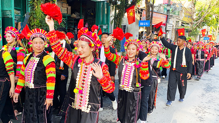 Đồng bào dân tộc địa phương tham gia diễu hành.