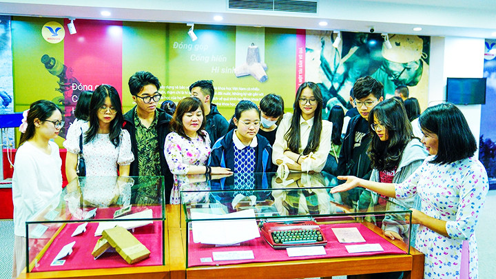 Tham quan trưng bày Giải thưởng Hồ Chí Minh tại Bảo tàng Di sản các nhà khoa học Việt Nam.